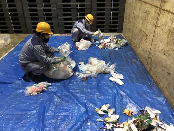 プラスチック資源循環の取り組み 仙台市　製品プラと容リプラの一括回収、４月から市内全域で開始_実証実験の組成調査の様子