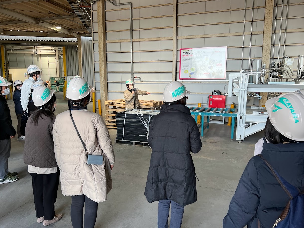 「体験の機会の場」と連携した環境教育研修を開催 加山興業_「体験の機会の場」に認定されている同社リサイク工場などを見学
