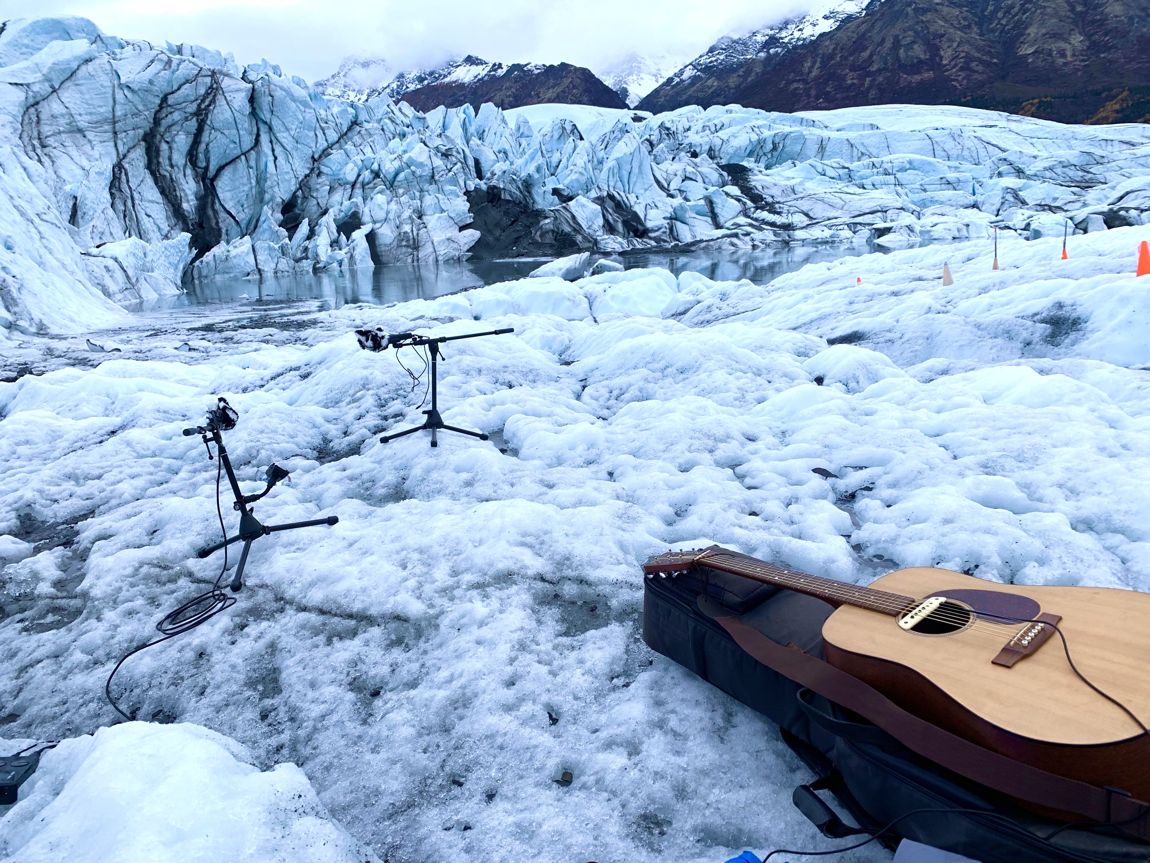森のシンガーソングライターの原生林の旅～アラスカ～（10）　アラスカの自然の中でのレコーディング　耳を澄ますと水の溶け出る音が聴こえる_氷河の中でのレコーディングに臨む