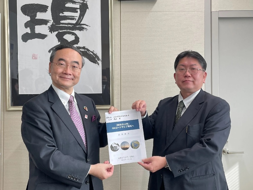 ＧＸロードマップ実現へ「特例国債」含め制度設計を　自然エネ協議会が緊急提言_環境省の上田統括官（右）に緊急提言を提出した飯泉会長