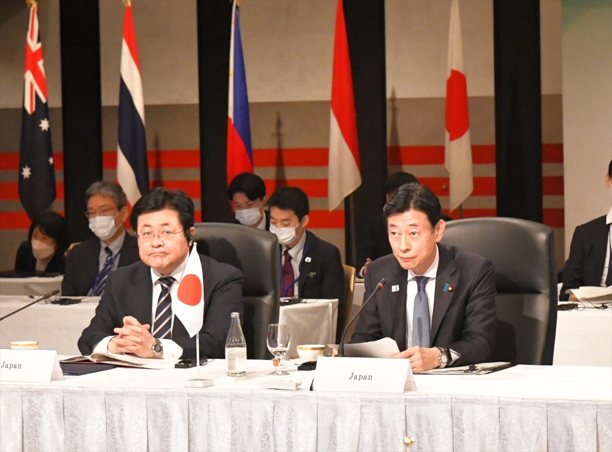 「アジア太平洋・脱炭素共栄圏」始動　日本主導で水素・アンモニア、ＣＣＵＳ_西村康稔経産相（右）と西村明宏環境相（経済産業省提供）