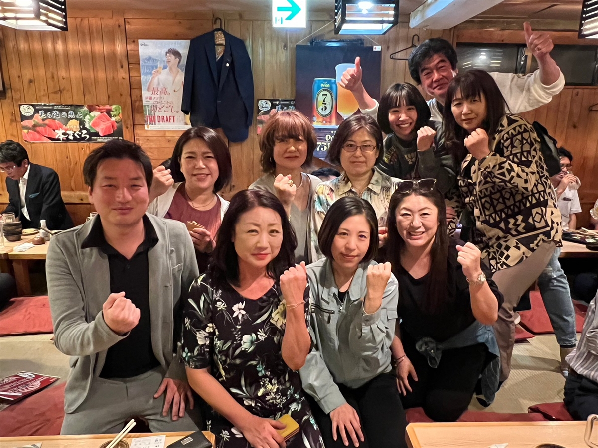 循環型社会を支える女性たち～その素顔に迫る～（8）　茨城県産業資源循環協会女性部会　部会長（稲澤商店代表取締役）稲澤 智子さん_沖縄研修会での交流の様子