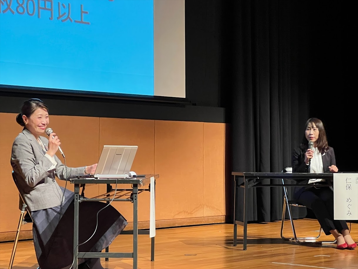 女性環境カウンセラーが廃棄物テーマに本音対談　西宮市が研修会_対談する武本氏（左）と仁保氏