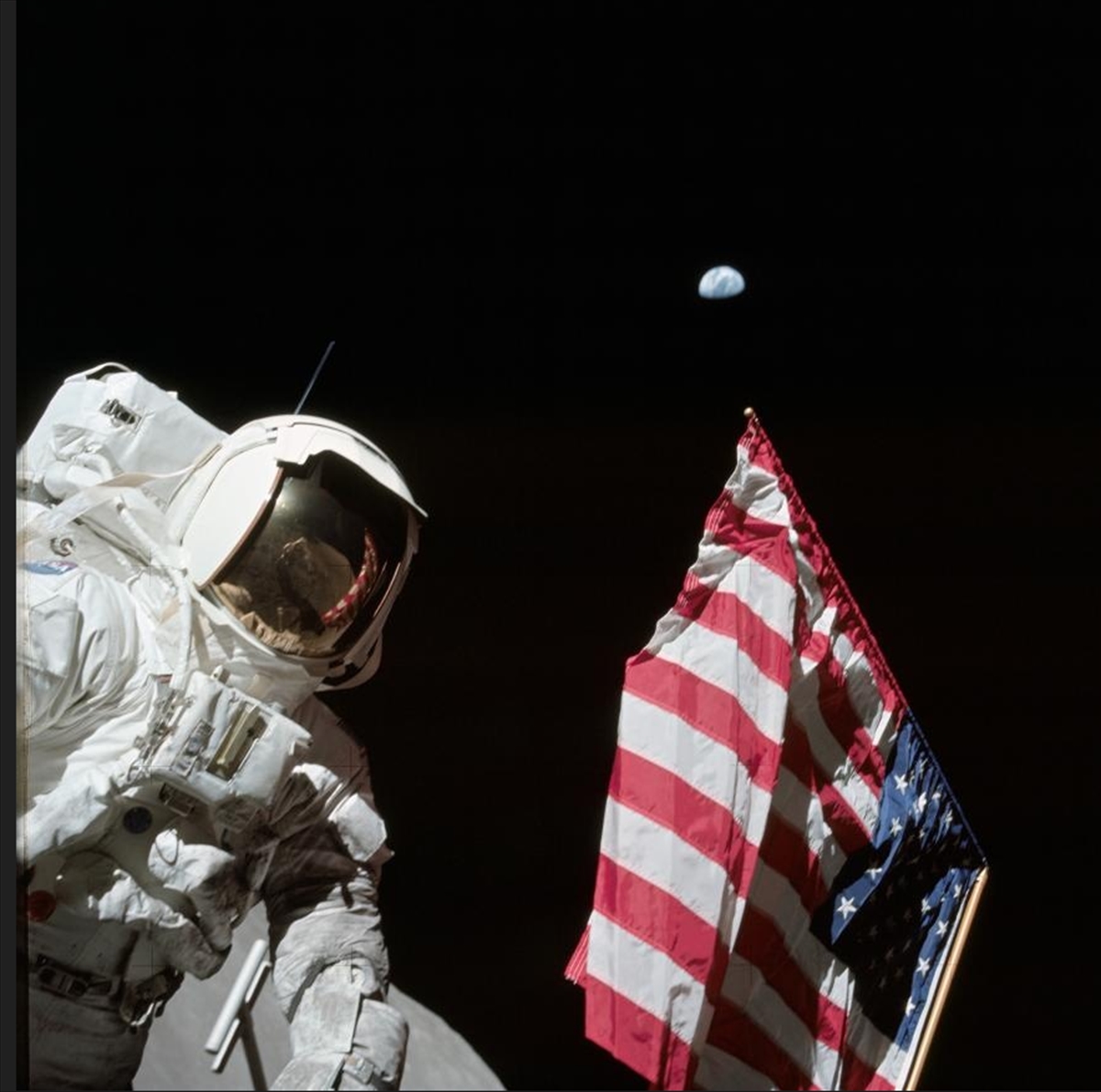 地球を背景に月面に立つアポロ17号の飛行士（NASA提供）