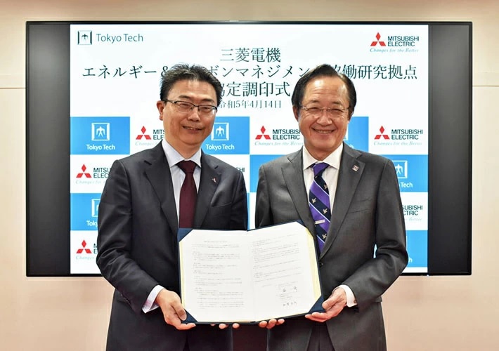 （左から）三菱電機の加賀邦彦代表執行役と益一哉学長