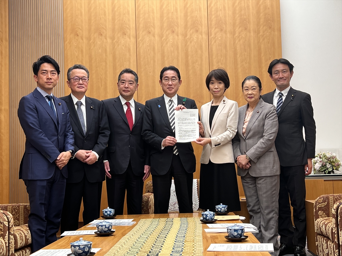 岸田首相（写真中央）に提言を申し入れた堀内PT（右隣り）ら。その右隣から土屋氏、井林氏。首相の左隣から井上氏、船田氏、小泉氏