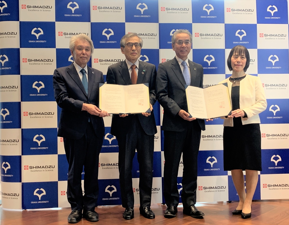 記者発表会見にて。右から大阪大学・島津分析イノベーション共同研究所の飯田順子所長、山本社長、大阪大学の西尾章治郎総長、田中敏宏副学長