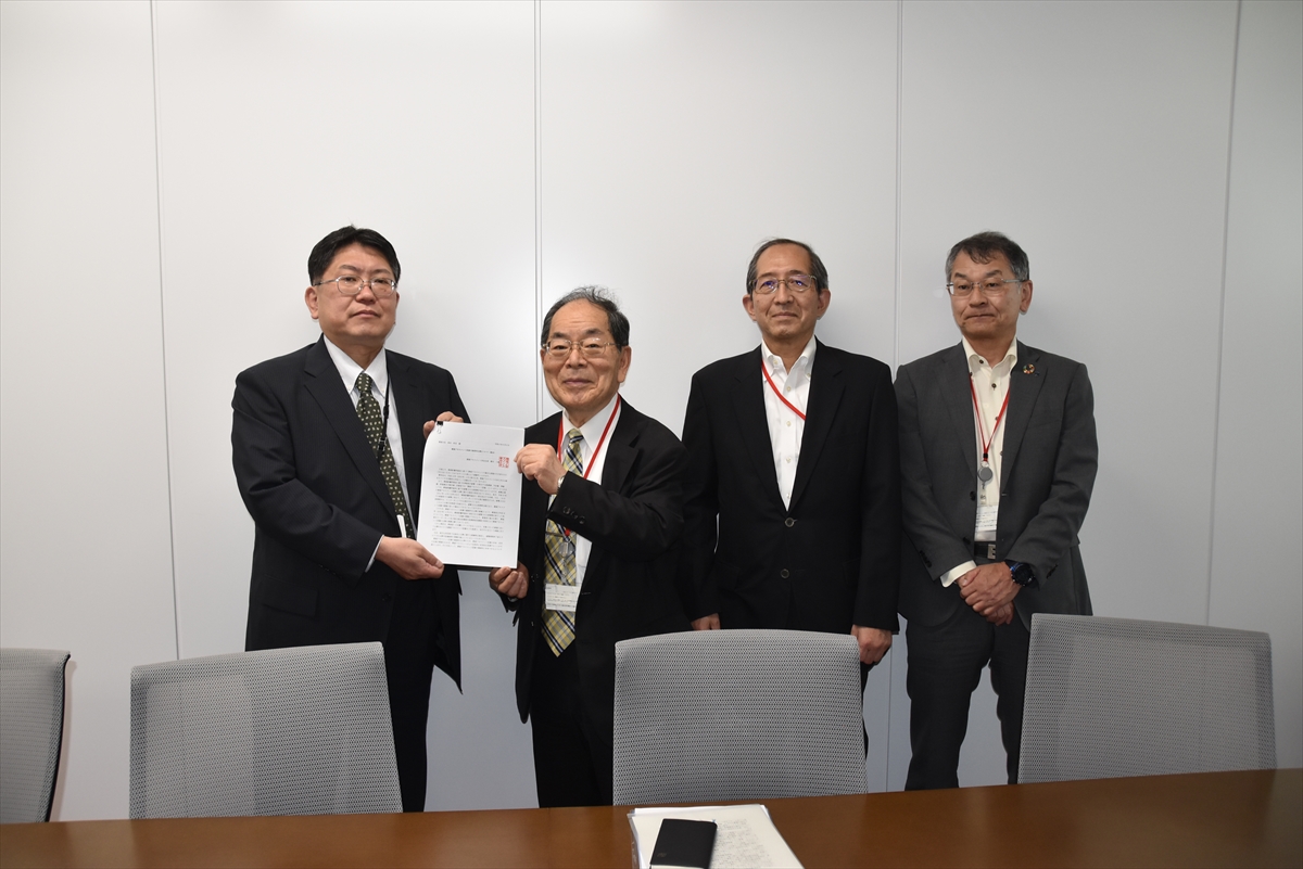 環境アセスメント学会の藤田会長（左から2人目）から提言を受け取った環境省の上田統括官（左端）