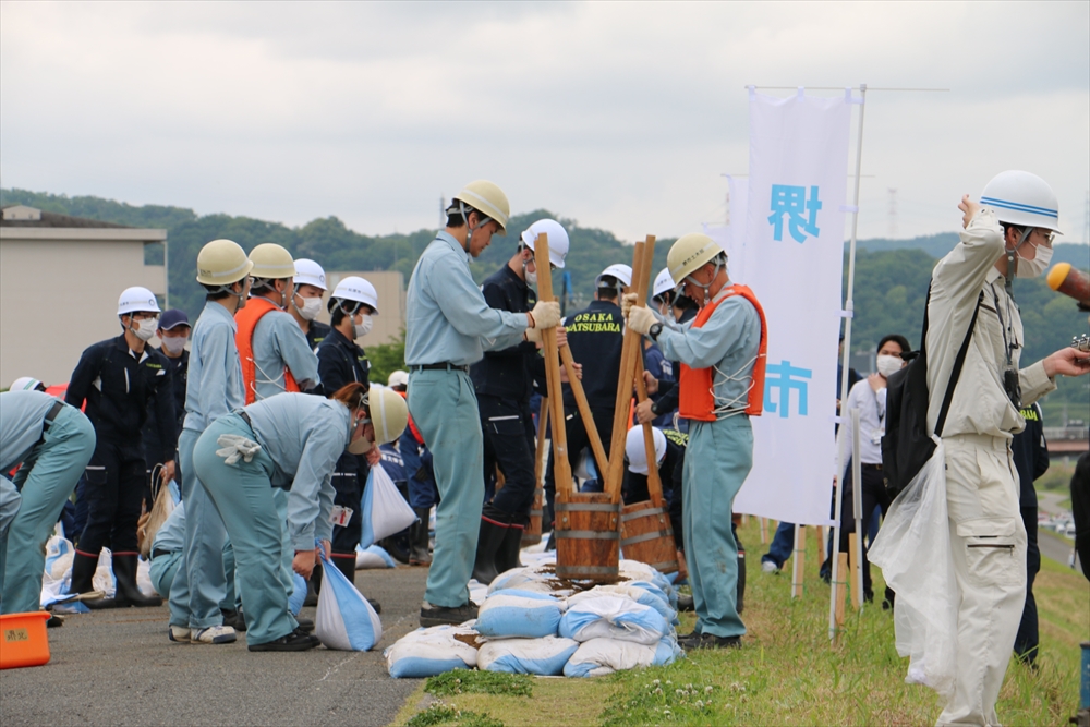 大和川で水防・地域防災総合演習　国交省と大阪府・市_積どのう工訓練の様子