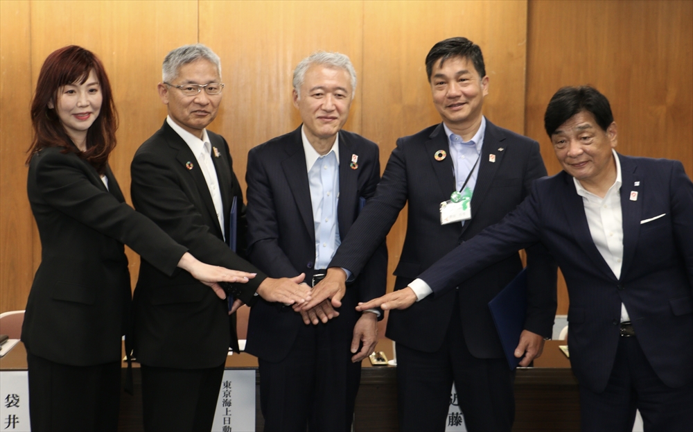 大阪発・事業系食品ロス削減に新スキーム 「捨てずに有効活用」を官民・異業種連携で _協定書締結式の様子(右より袋井・間口グループ代表取締役、原田行司・大阪府環境農林水産部部長、近藤博宣・大商常務理事・事務局長、船橋・東京海上日動常務執行役員、文・ロスゼロ代表取締役)