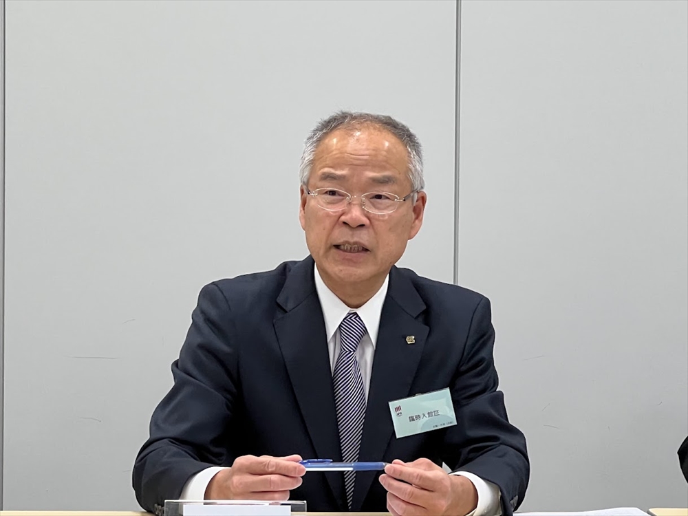 決算発表する金子文雄社長