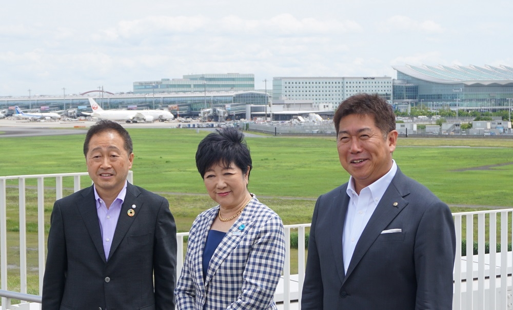 会見場所となった羽田空港周辺で視察する（左から）鈴木区長、小池都知事、福田市長