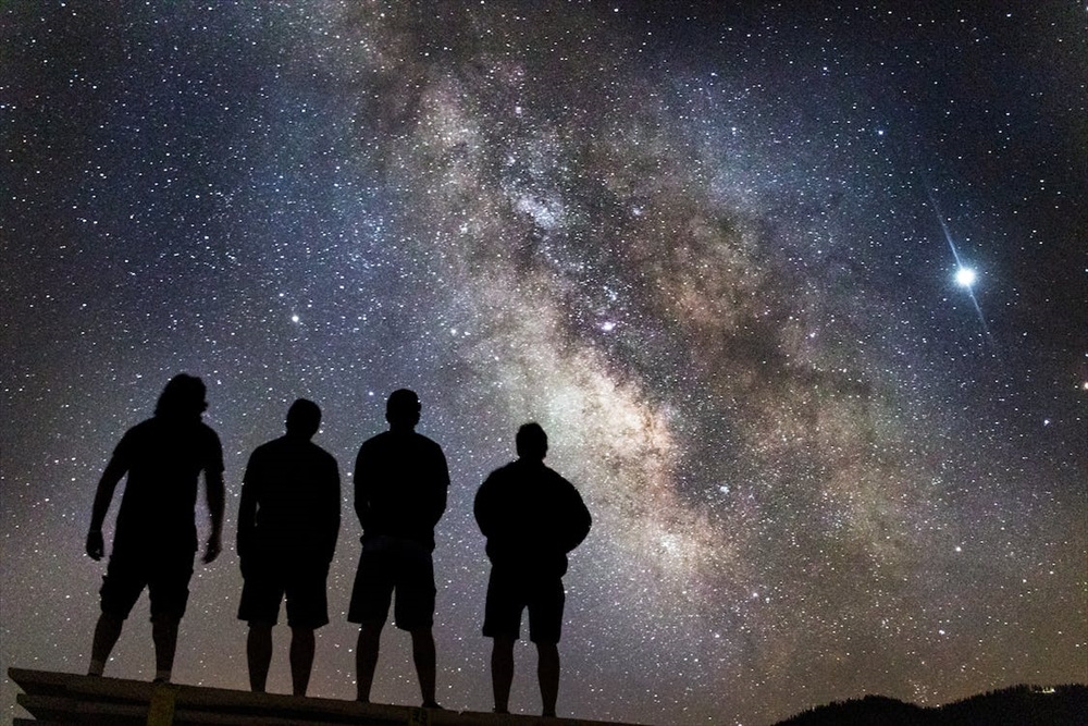 宇宙から見る気候危機(35) 人間出現を宇宙は意図していた! 支持が広がる人間原理の考え方 _宇宙を眺める人々のシルエット(出典:Kendall Hoopes from Pexels)