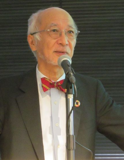あいさつする細田会長