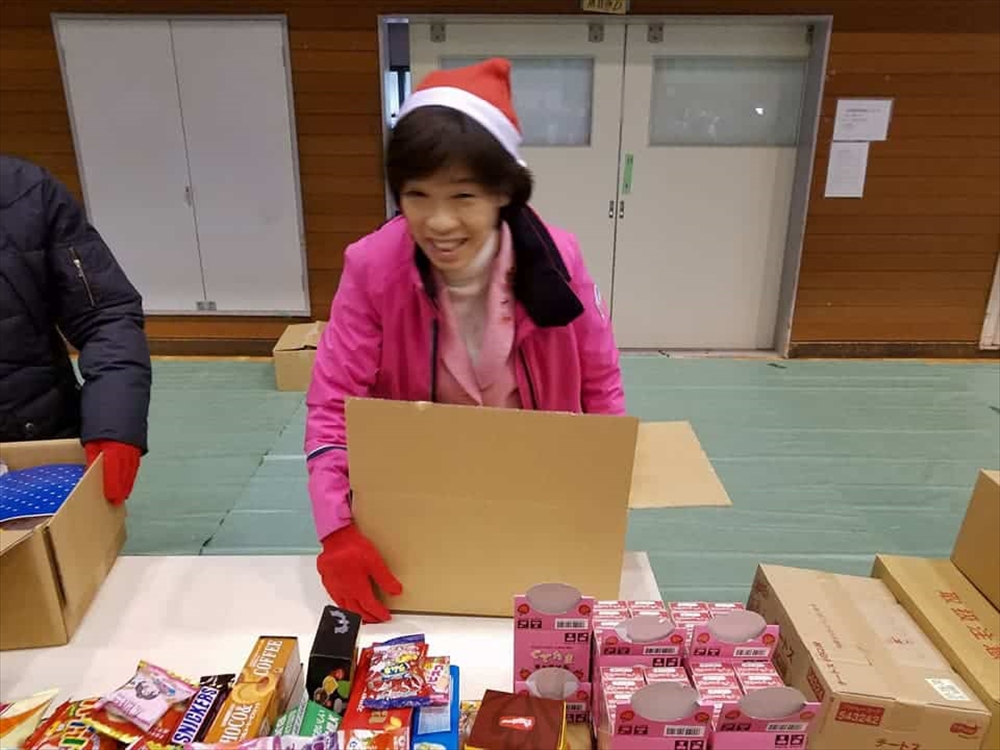 地元・山梨のフードバンクでクリスマス向けに寄付された食料品を箱詰めする堀内詔子氏