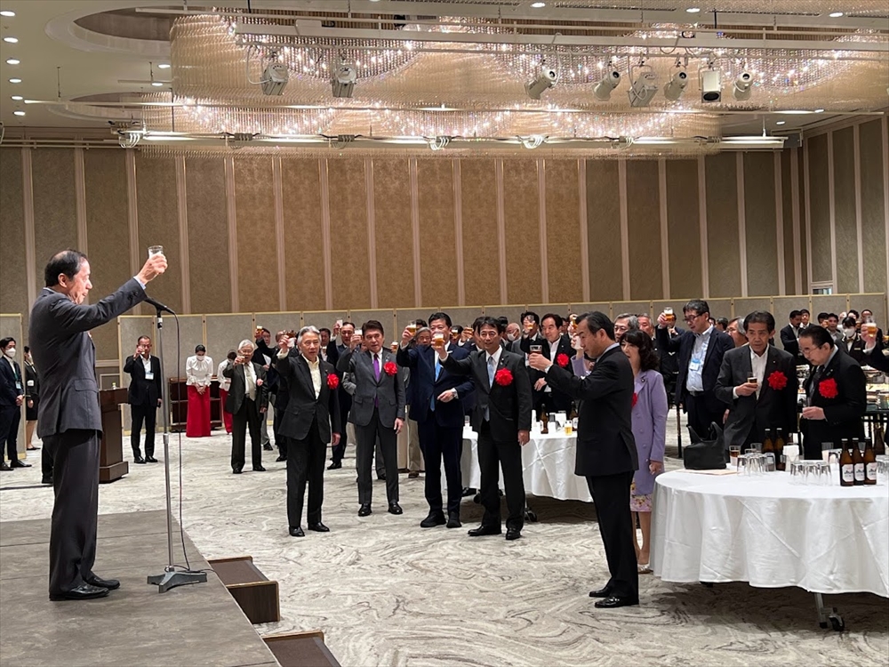 総会後には懇親会も開かれた