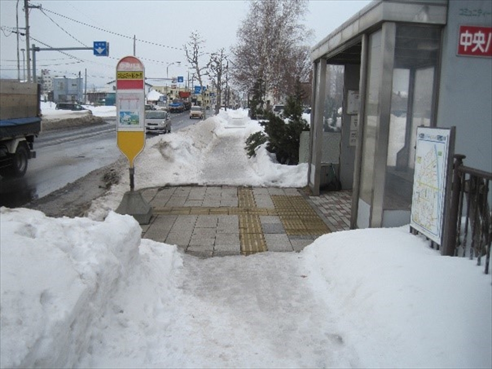 下水熱で融雪しているバス停留所