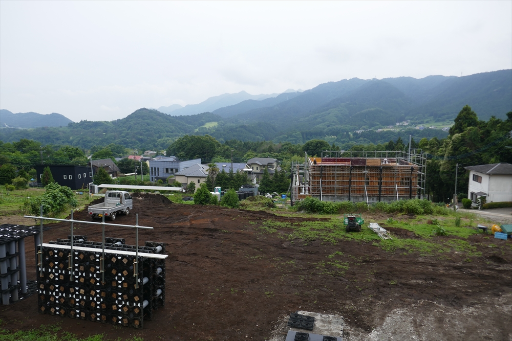 貯留槽上から眺める建設中の研究所