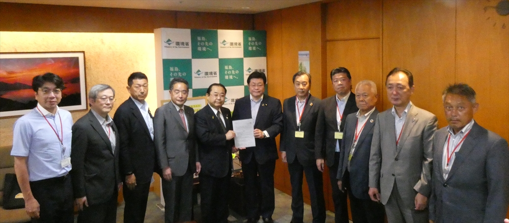 ＧＸ施策受け要望書提出　自立資源供給産業を標榜　産業・資源循環議員連盟ほか２団体_西村環境相（左から6人目）に要望書を渡す産業・資源循環議員連盟会長の田中和徳衆議院議員（同5人目）