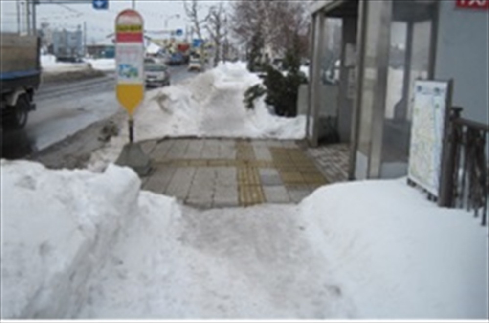 写真2　下水熱の融雪利用（バス停留所前）