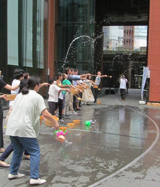 「涼しくなぁれ！」の掛け声で打ち水