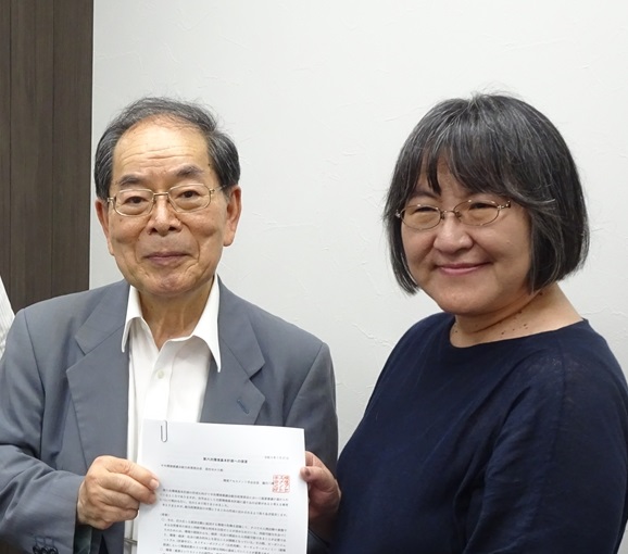 中環審の高村部会長（右）に提言を手交した藤田学会長（左）