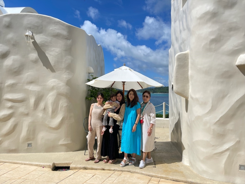 母親、加藤さん（右から2番目）、娘、孫の4代で行った沖縄家族旅行