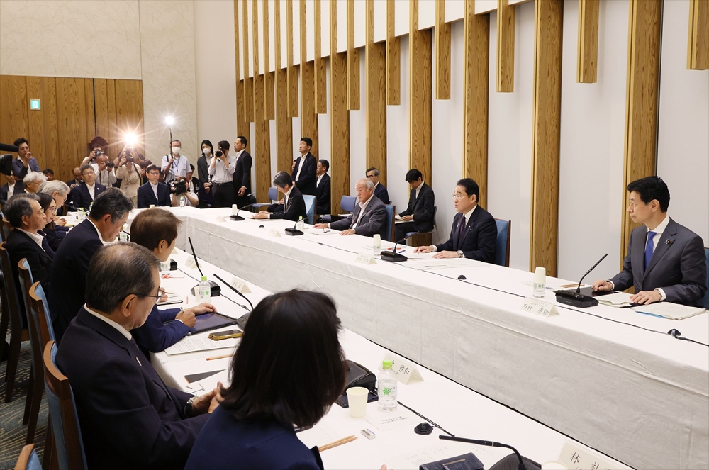 GX分野に複数年度で総額2兆円超 政府予算要求案、24年度は1・2兆円超規模に 先行5カ年行動計画を年末までに策定_23日に官邸で開かれたGX実行会議(官邸HPより)