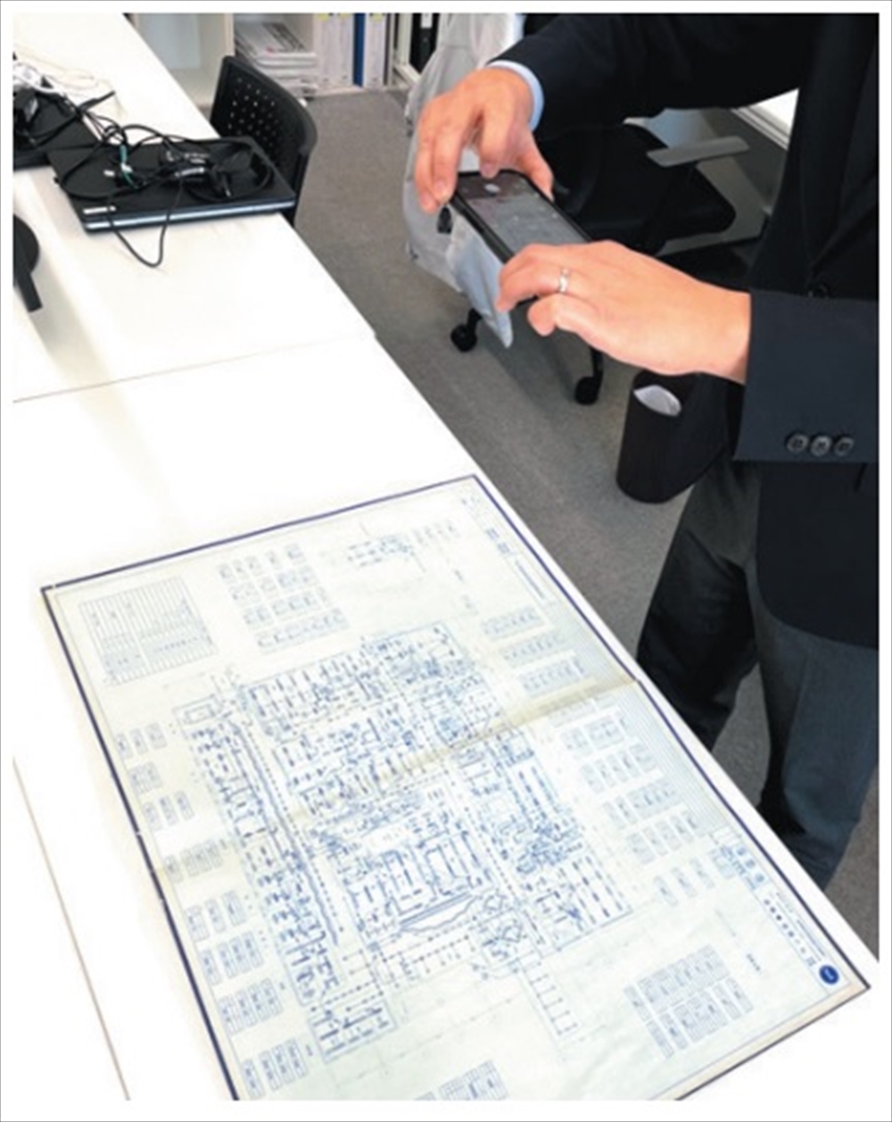 必ず実現できる照明分野のカーボンニュートラル対策 寄稿 ◎ あかりみらい代表取締役社長 越智 文雄_図面をスマホで撮影して送るだけで無料見積り