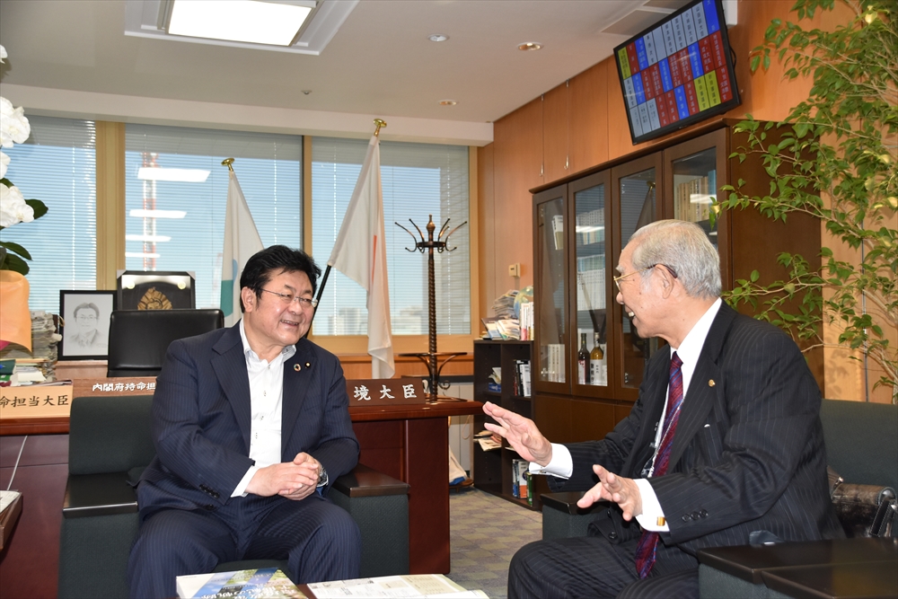 憲法改正「環境」盛り込みに意欲　西村環境相　本社・波田会長が激励_西村環境相（左）と波田・当社会長が大臣室で面談