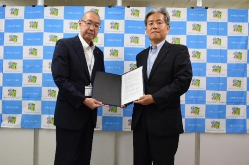協定締結式の写真。JSの森岡泰裕理事長（右）と川崎市の大澤太郎上下水道管理者