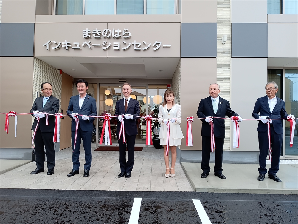 テープカットの様子（左から３人目が出縄氏、５人目が杉本市長）