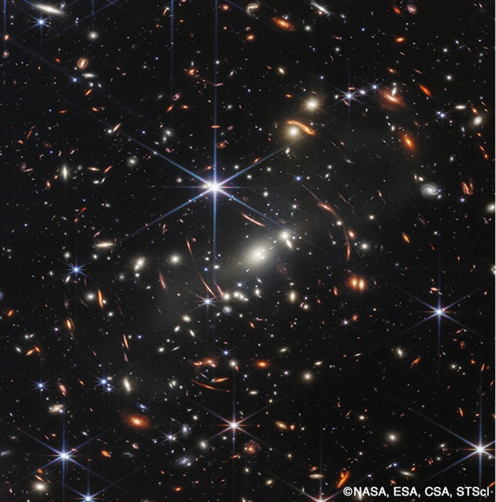 高感度のジェームズ・ウェッブ宇宙望遠鏡が撮影した銀河団の画像。どこかに知的生命はいるのだろうか（NASAなど提供）