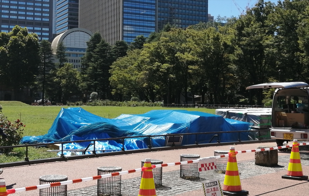 バラで有名な第二花壇内に乱暴に工事資材が置かれた（2023.9.5）