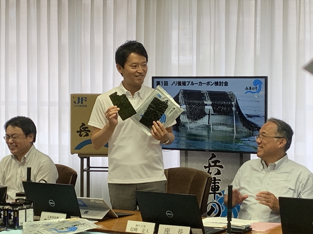 兵庫のりを試食し、「おいしい」と笑顔の齋藤知事