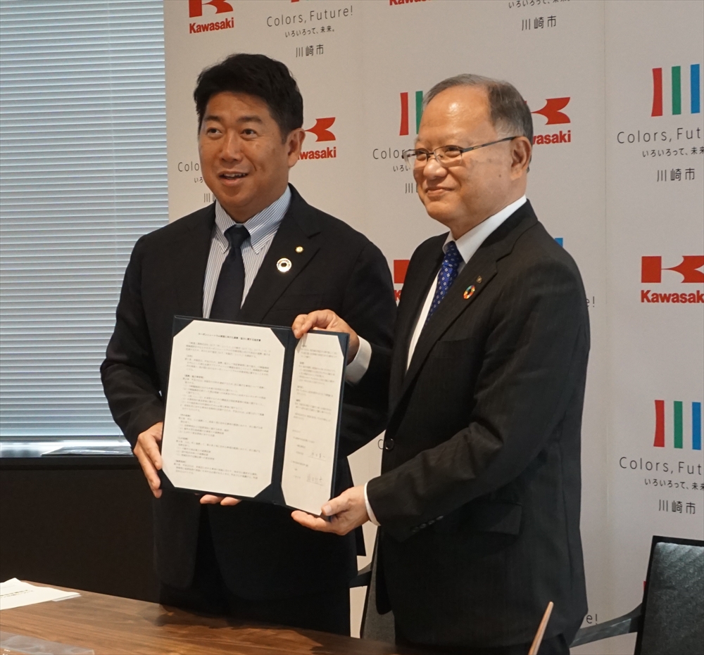 協定書を手交する原田氏（右）と福田市長