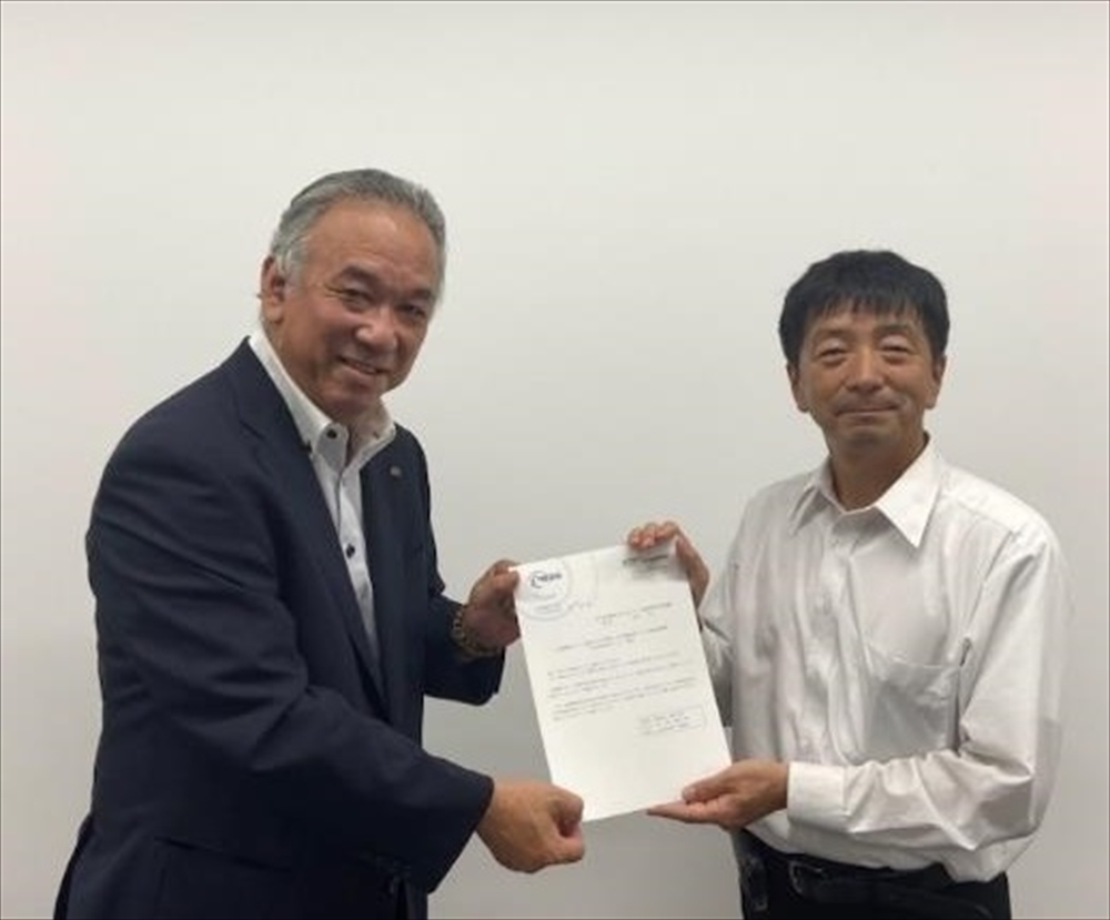 大栄環境・大田専務（左）にNEDO・和田理事から採択通知が授与された