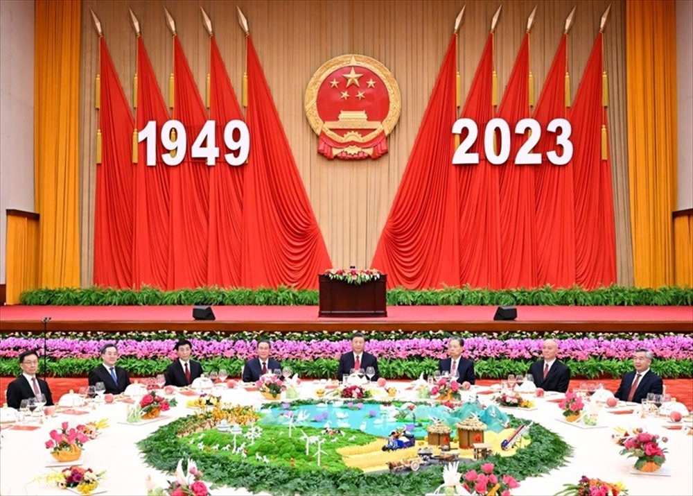 ９月28日、中国建国74周年祝賀会のメーンテーブルに座るトップセブンら（出典：中国中央政府ウェブサイト）