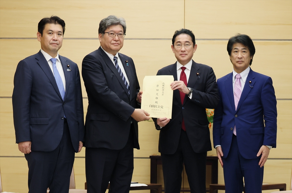 岸田首相に提言を申し入れる萩生田政調会長（左から2人目）ら（官邸HPより）