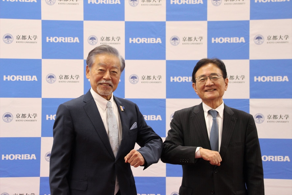 社会実装目指す「公募型共創研究」創設　堀場と京大、包括連携協定_堀場厚代表取締役会長（左）と湊長博総長（記者発表にて）