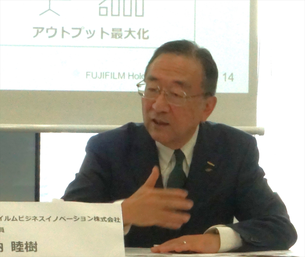 ８社７拠点を集約した新オフィスでＣＮ実現　富士フイルム_説明する友納氏