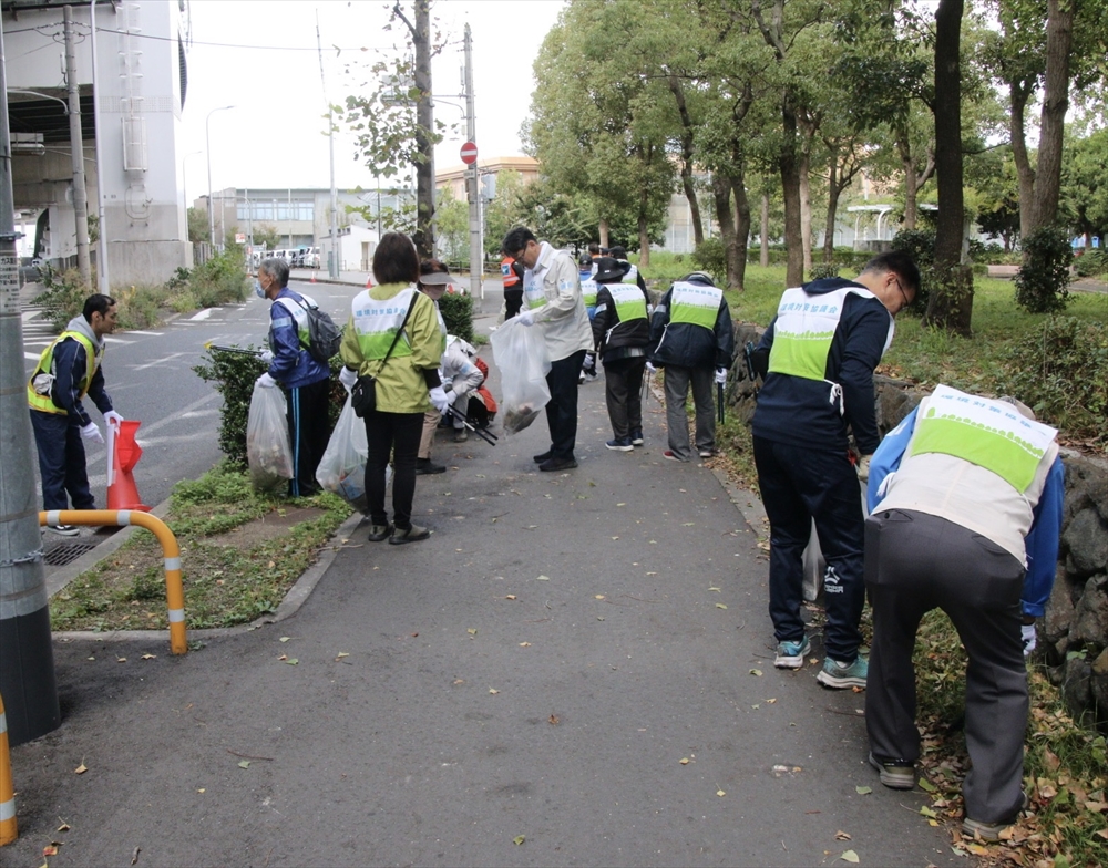 そろいのゼッケン姿で道路を清掃