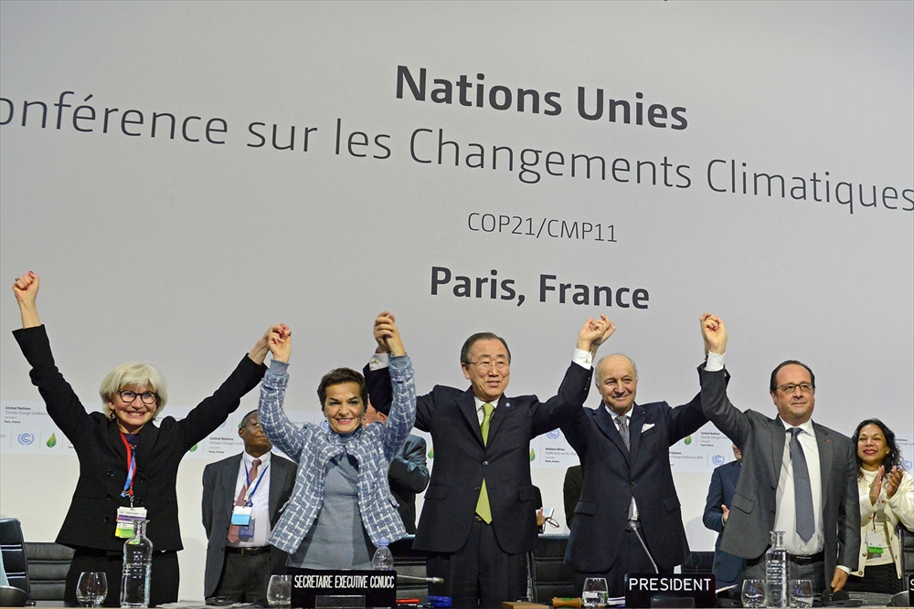 2015年の国際会議COP21でパリ協定が採択された場面。地球温暖化対策の国際的枠組みがパリ協定だが、未だ効果は見えない（国連気候変動枠組み条約事務局提供）