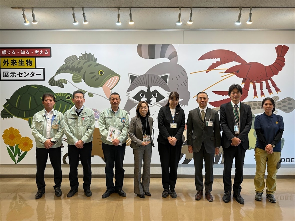 外来生物を「感じる・知る・考える」体験型学習施設 神戸市「外来生物展示センター」 ごみ処理施設内に飼育棟と展示ホールを設置_神戸市と協定を締結した明石市の佐野洋子副市長(右から4番目)らが視察