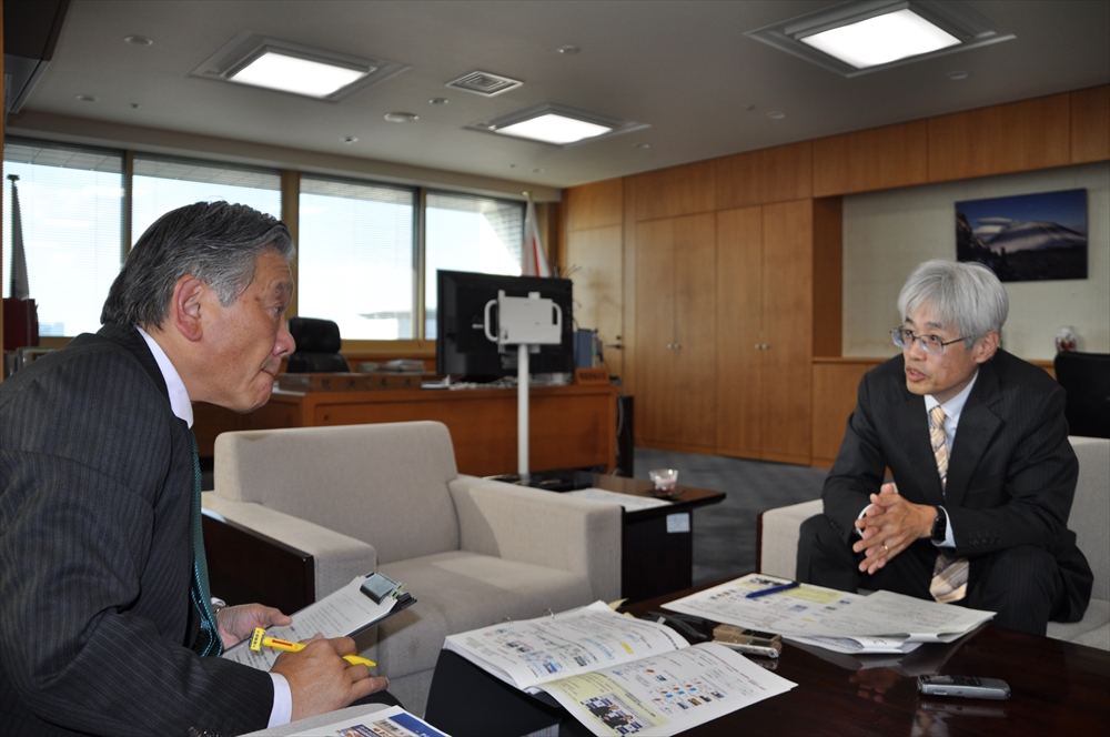 対談 「２０５０年カーボンニュートラル（ＣＮ）へ向けて」　●出席者　和田篤也 氏（環境事務次官） × 相川善郎 氏（大成建設代表取締役社長）  〈司会〉環境新聞社 小峰純　「ZEB」は民生・需要CNの_環境事務次官室で対談する和田氏と相川氏