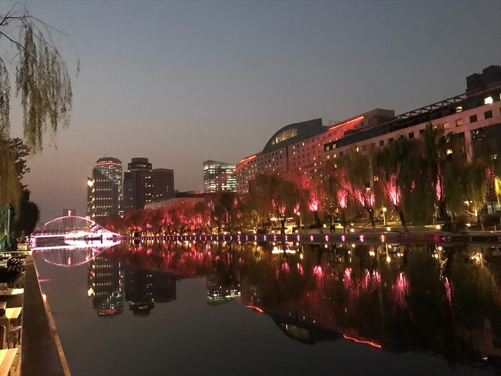 美しくライトアップされた亮馬河河畔（2023年11月筆者撮影）