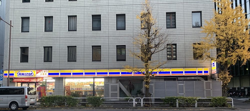 今月のコンビニ前。今年2月の夜、イチョウが伐られてしまい、街路樹が無くなってしまった