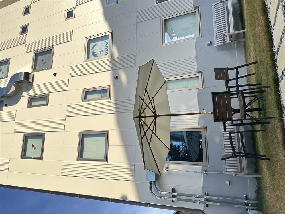 新社屋と芝庭
