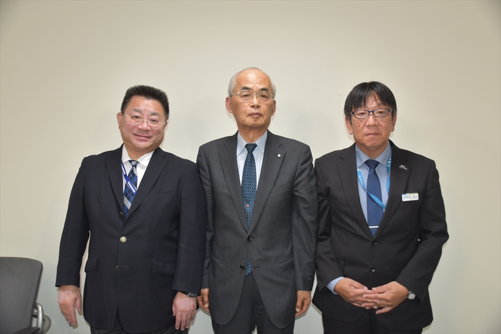 環境ロボティクス協会　（右から）板羽昌之理事長、田部一男会長、渡部純理事長