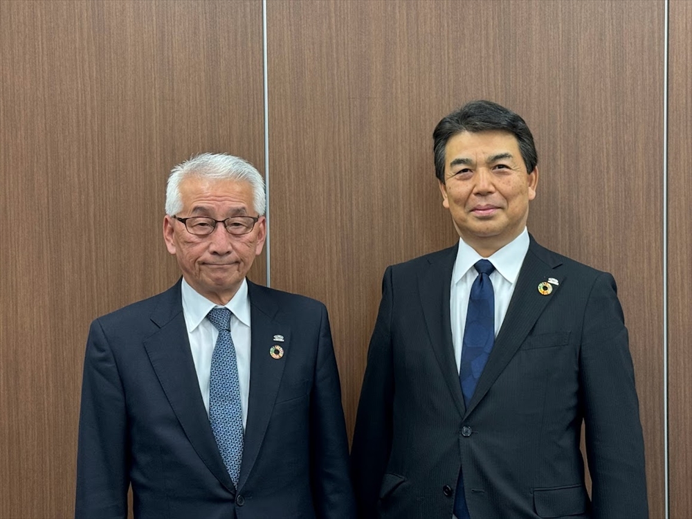 TREホールディングス　（左から）松岡直人代表取締役会長（リバー社長）、阿部光男代表取締役社長（タケエイ社長）